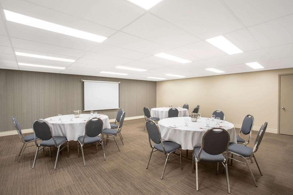 Quality Inn & Conference Centre Kingston Central Fasilitas foto