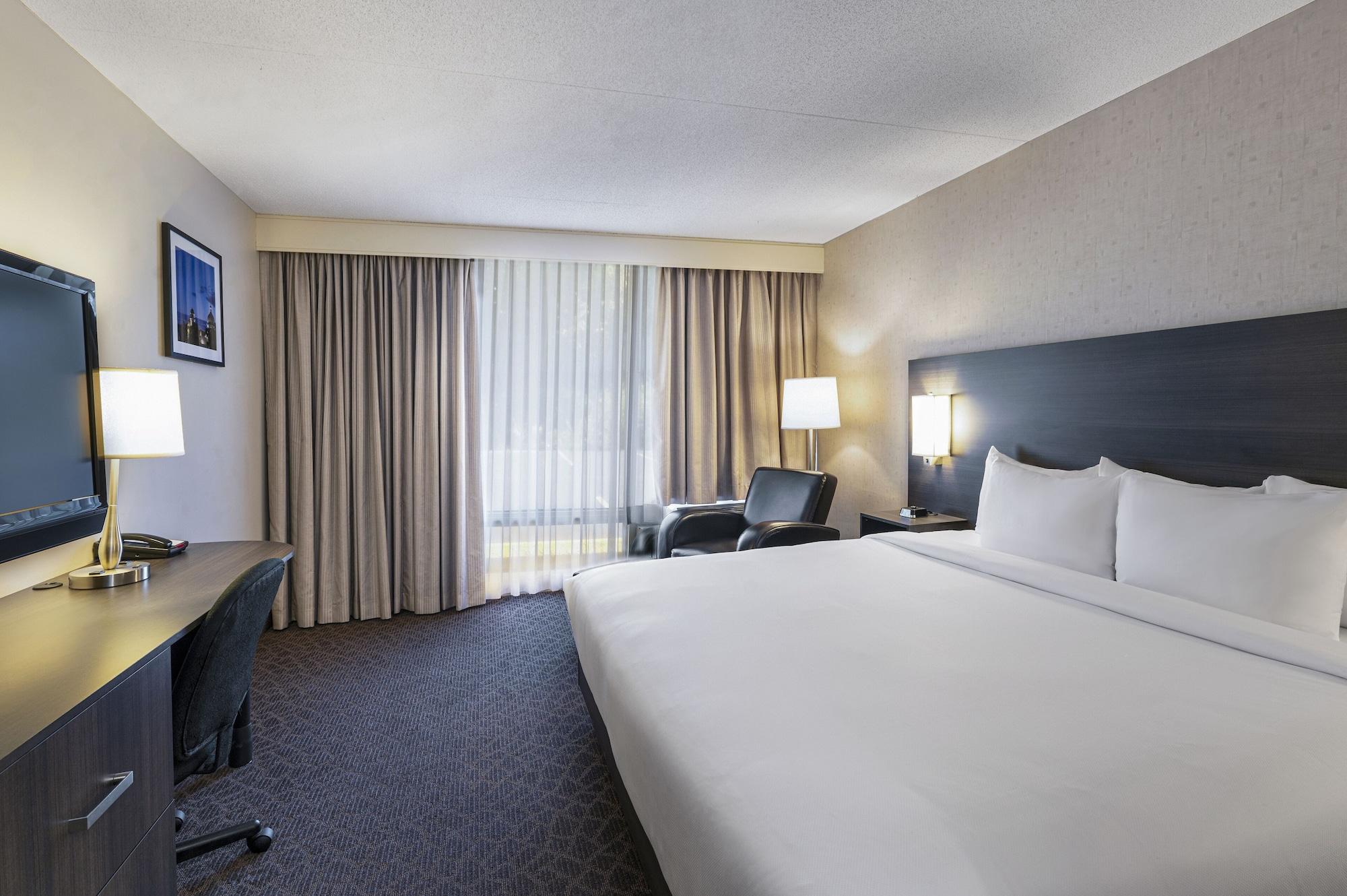Quality Inn & Conference Centre Kingston Central Bagian luar foto