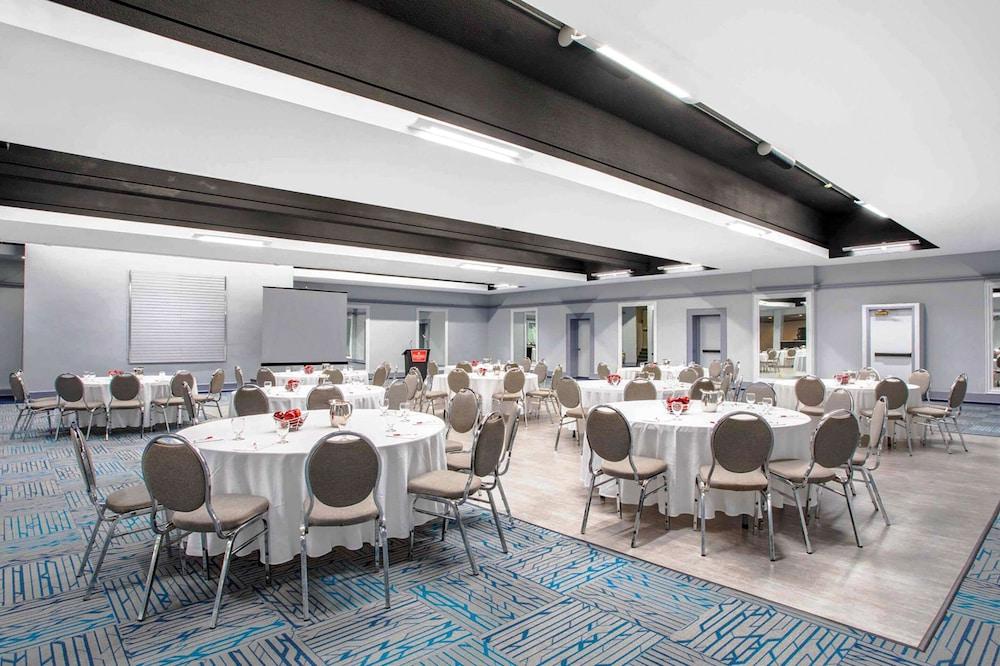 Quality Inn & Conference Centre Kingston Central Bagian luar foto