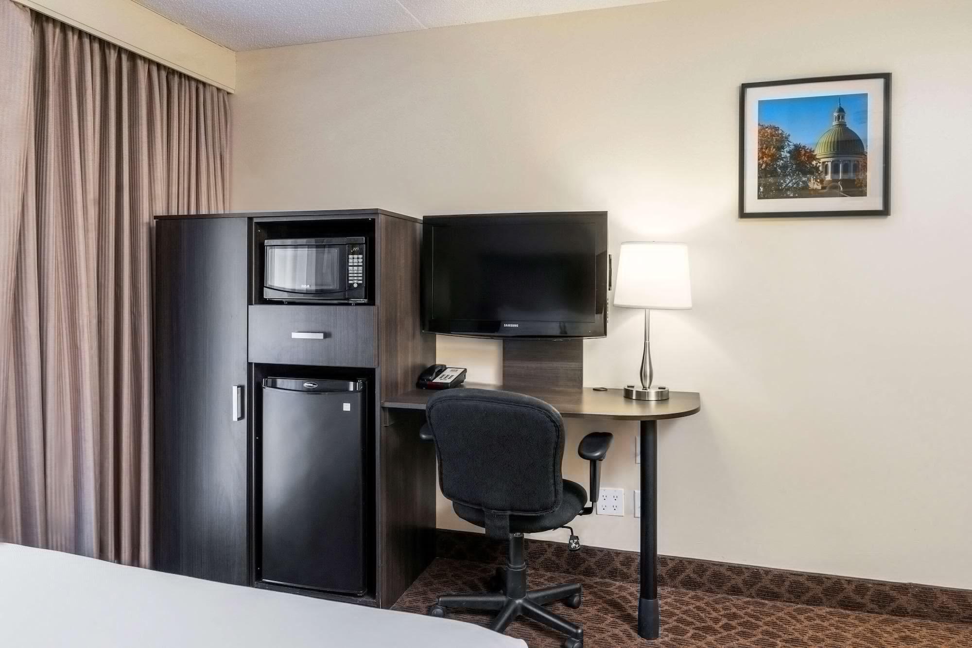 Quality Inn & Conference Centre Kingston Central Bagian luar foto
