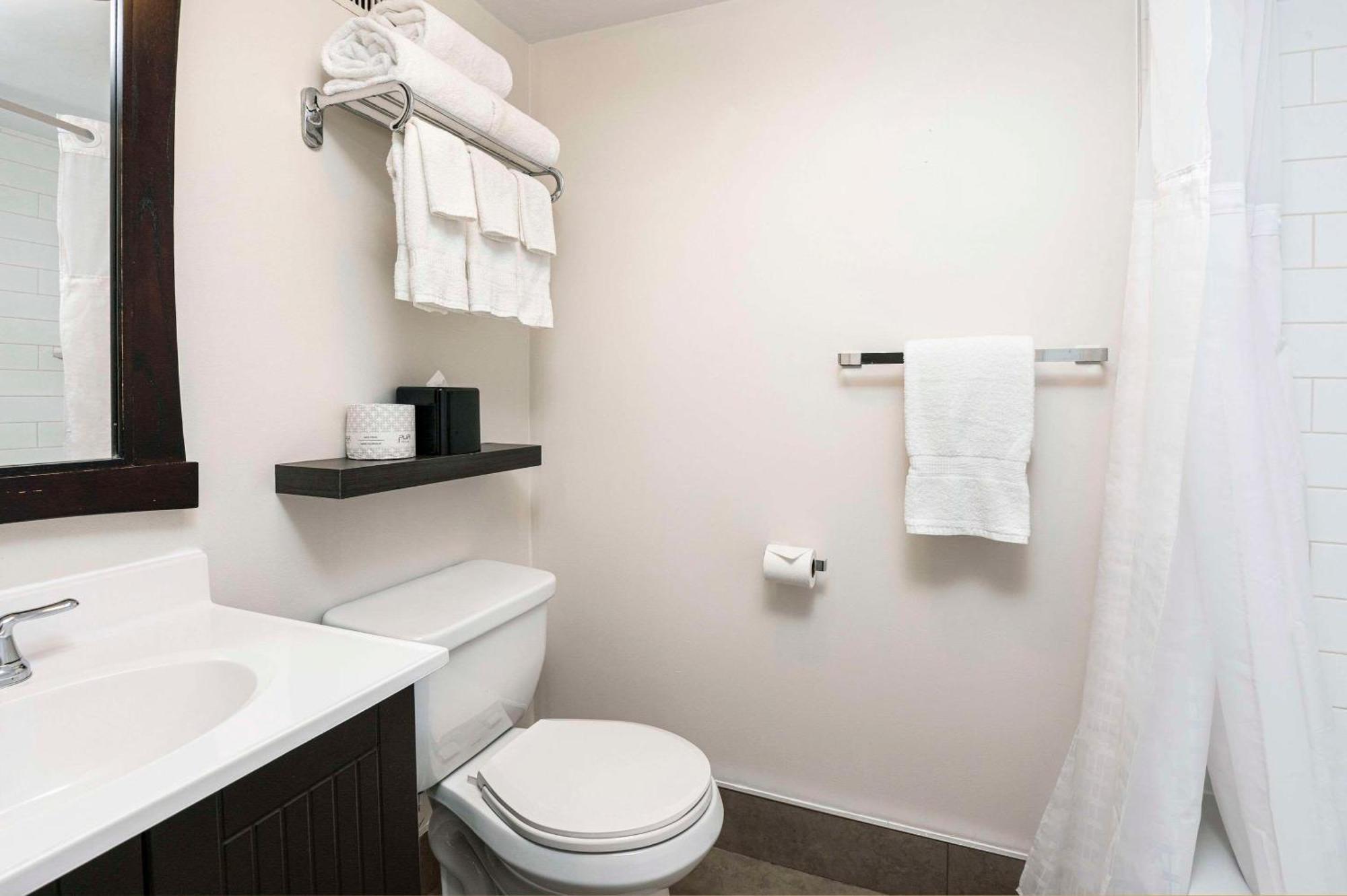 Quality Inn & Conference Centre Kingston Central Bagian luar foto