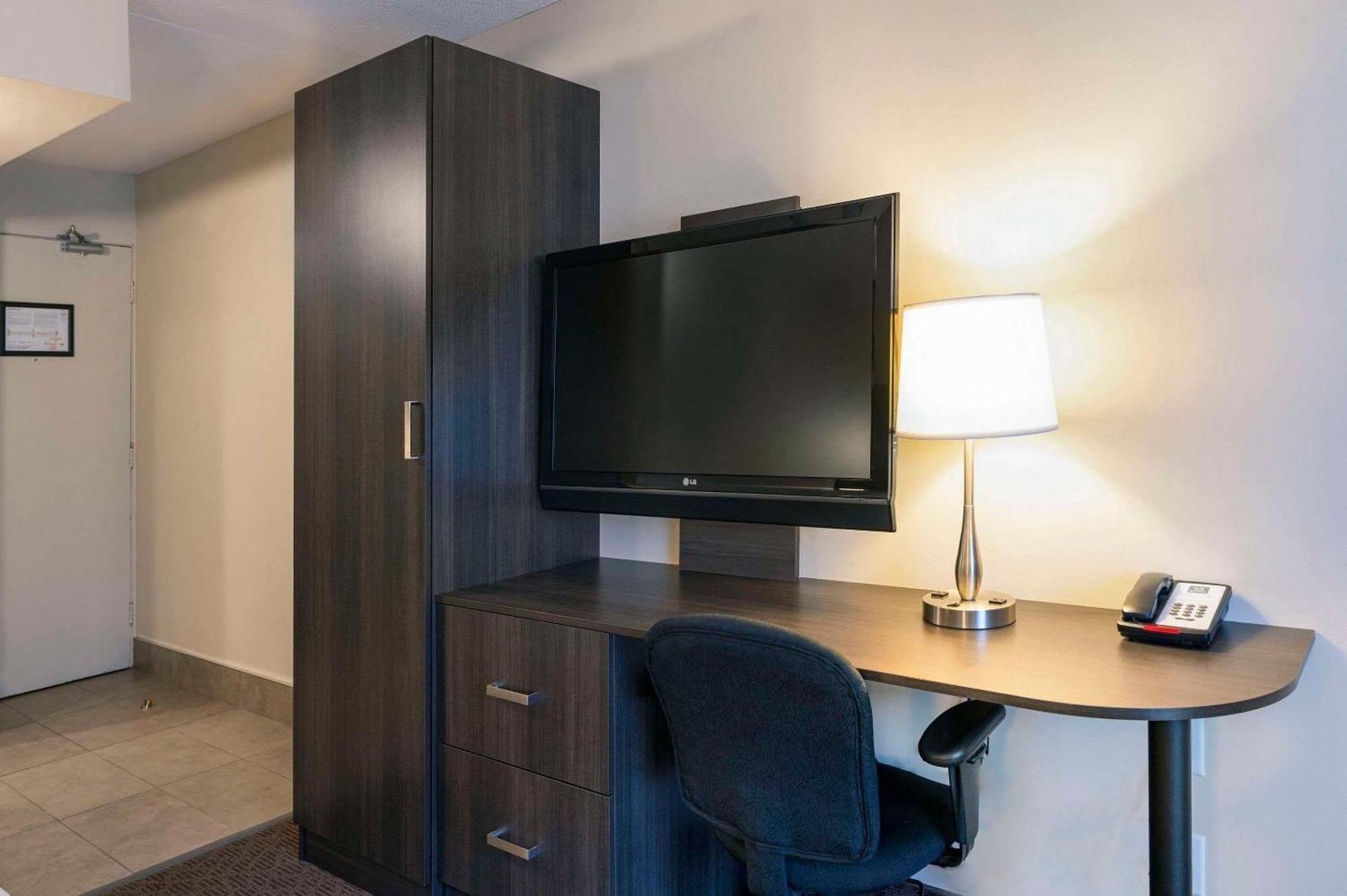 Quality Inn & Conference Centre Kingston Central Bagian luar foto
