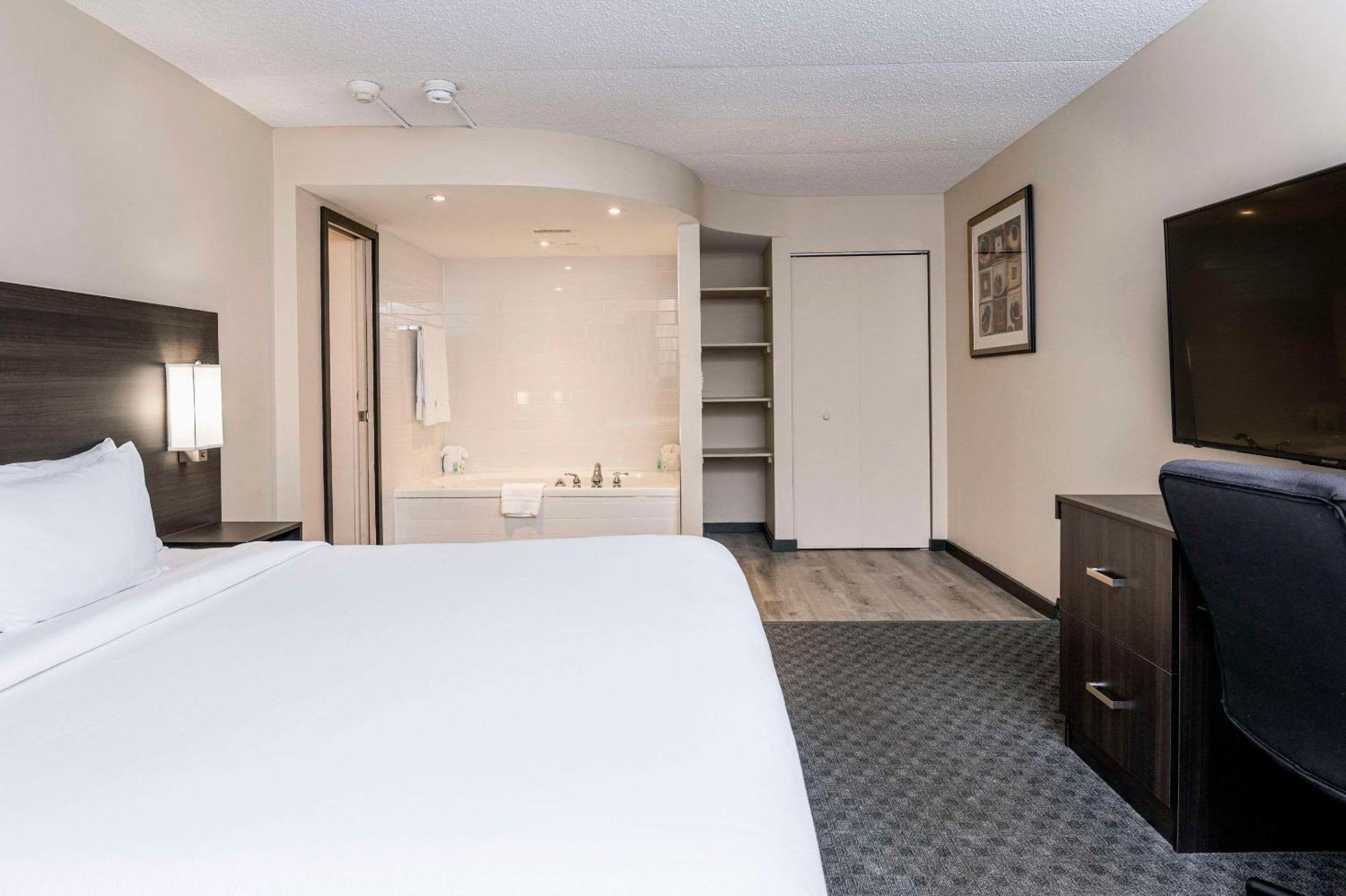 Quality Inn & Conference Centre Kingston Central Bagian luar foto