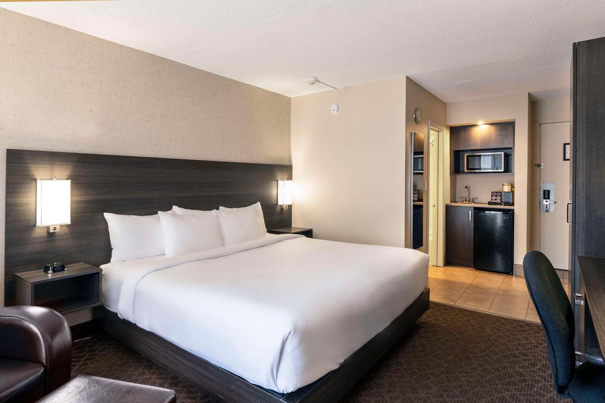 Quality Inn & Conference Centre Kingston Central Bagian luar foto