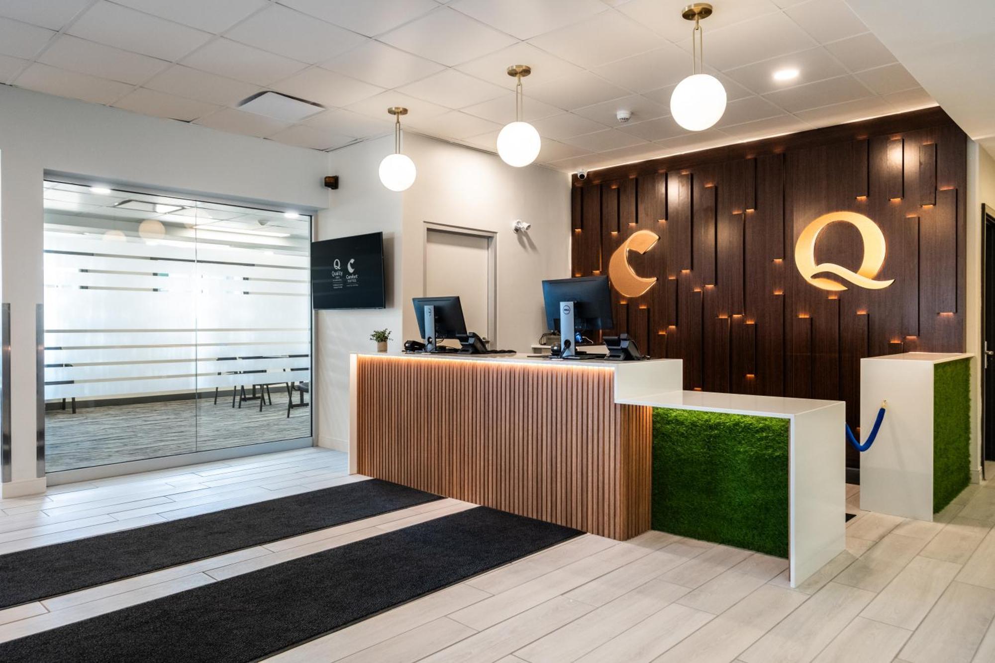 Quality Inn & Conference Centre Kingston Central Bagian luar foto
