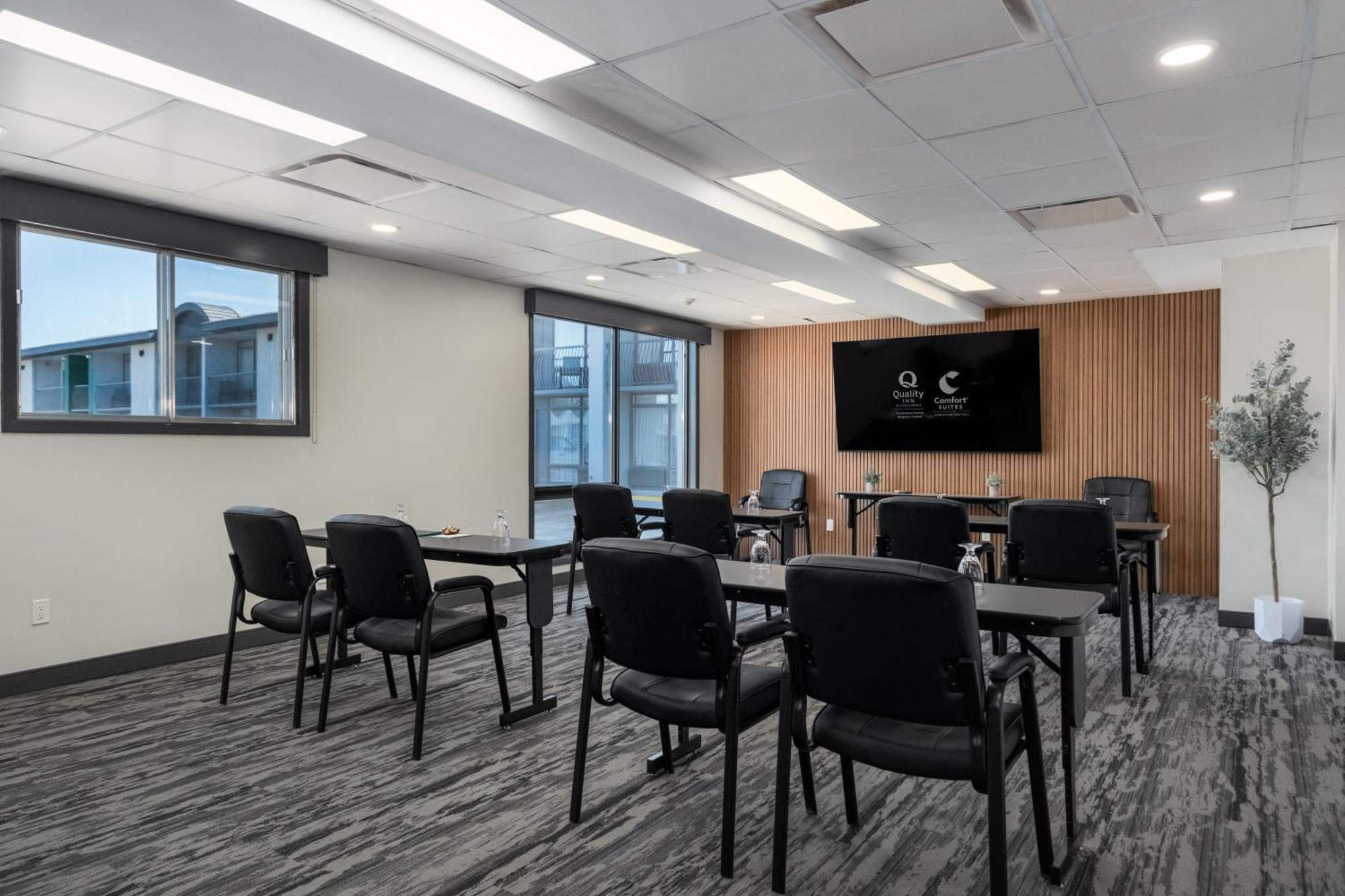Quality Inn & Conference Centre Kingston Central Bagian luar foto