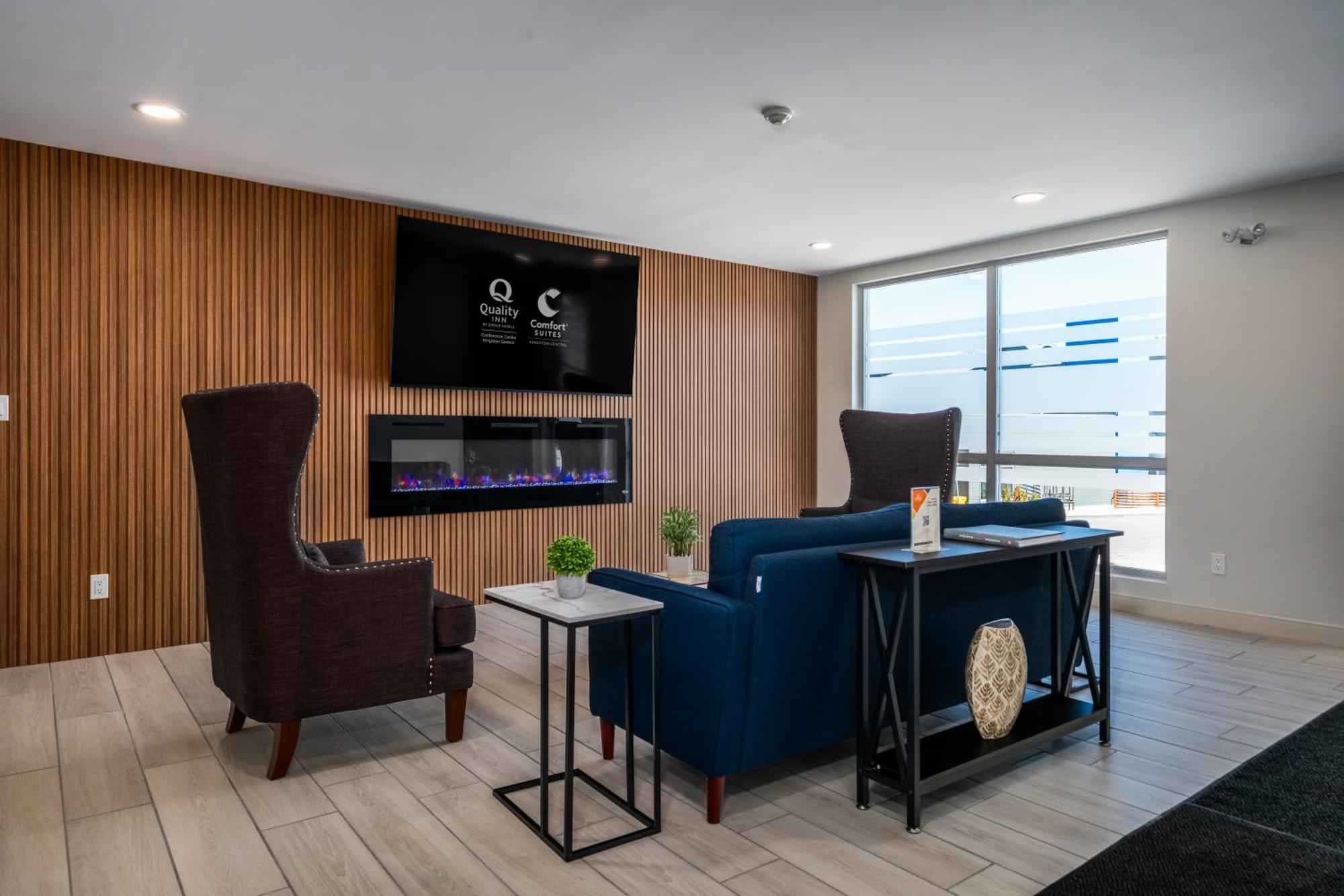 Quality Inn & Conference Centre Kingston Central Bagian luar foto