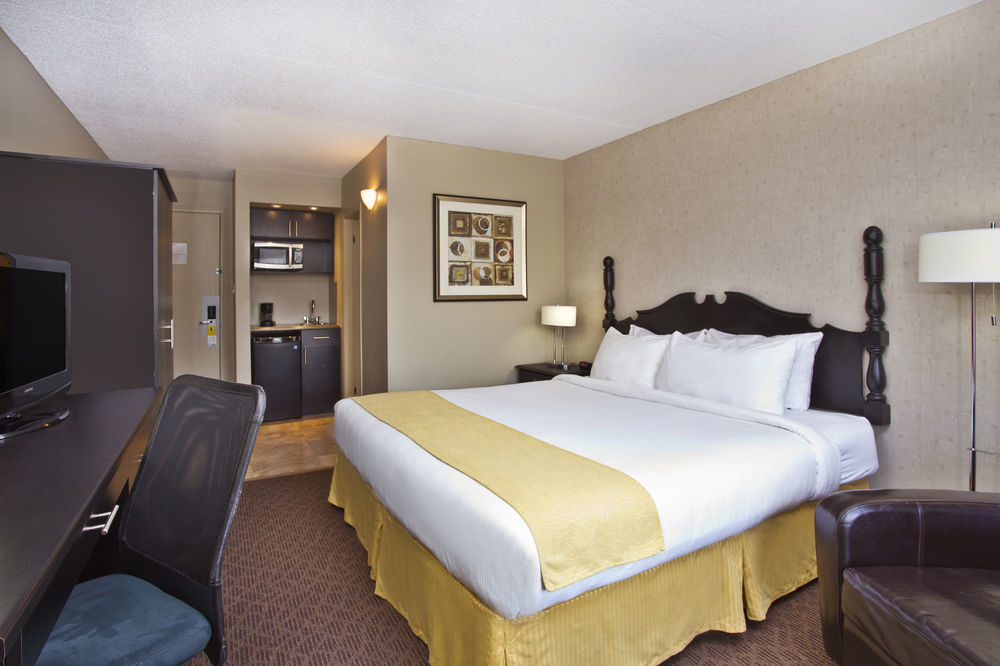 Quality Inn & Conference Centre Kingston Central Bagian luar foto