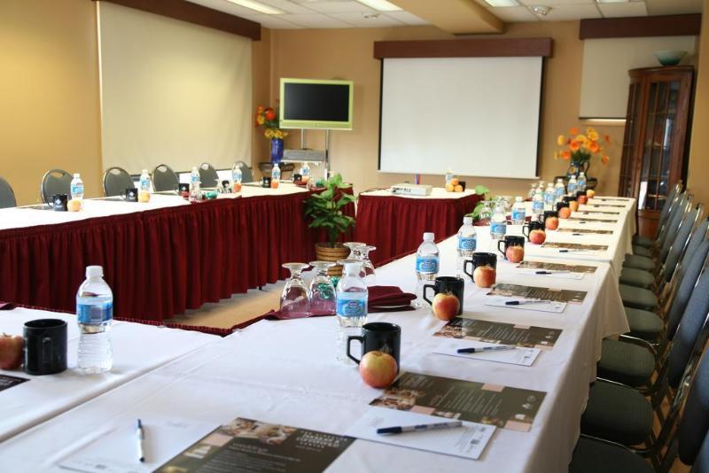 Quality Inn & Conference Centre Kingston Central Bagian luar foto