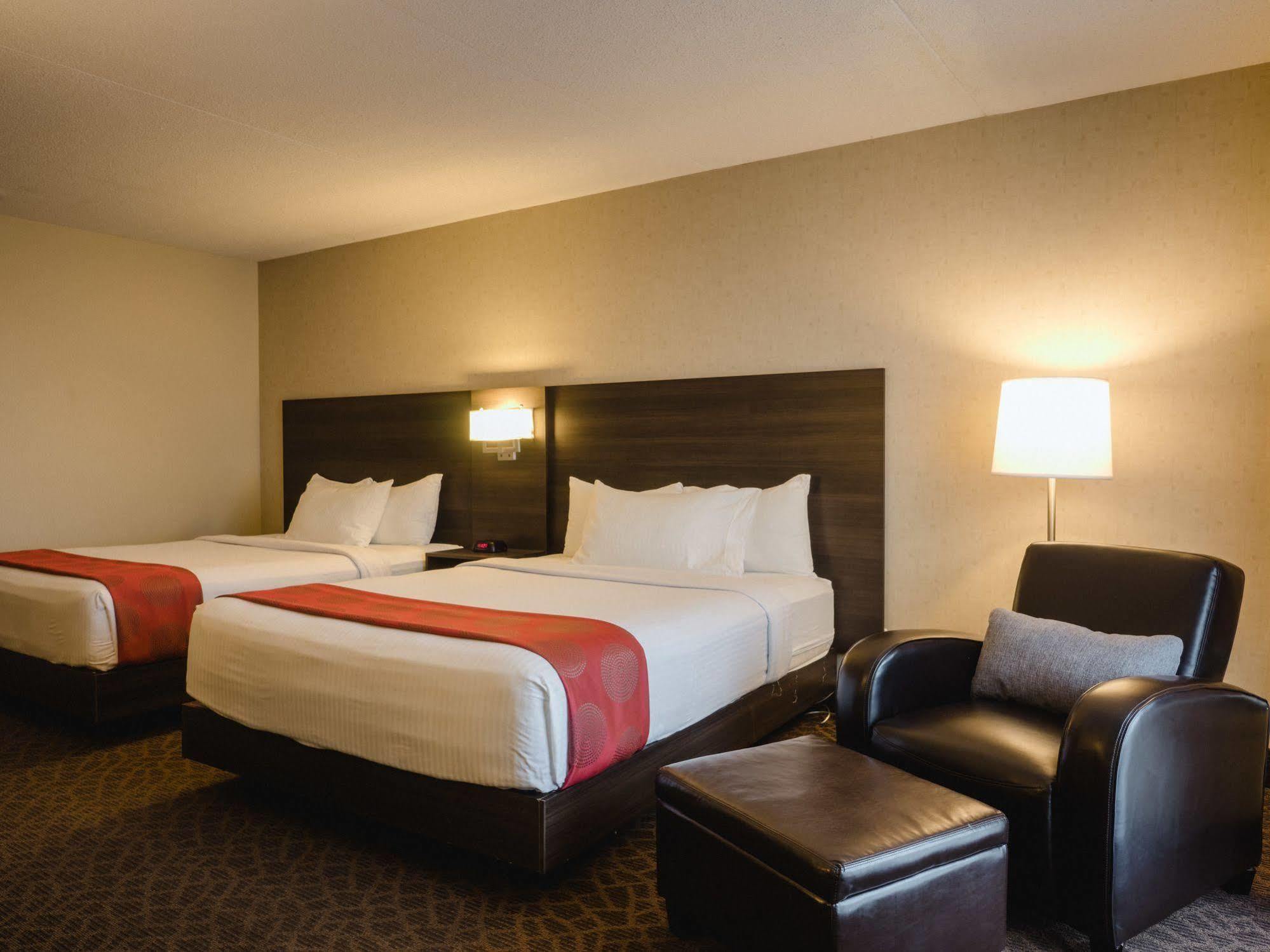 Quality Inn & Conference Centre Kingston Central Bagian luar foto