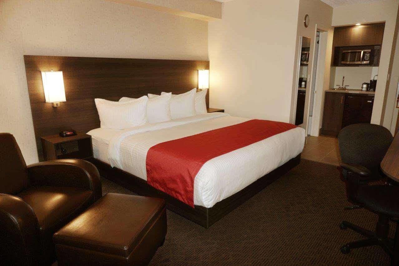 Quality Inn & Conference Centre Kingston Central Bagian luar foto
